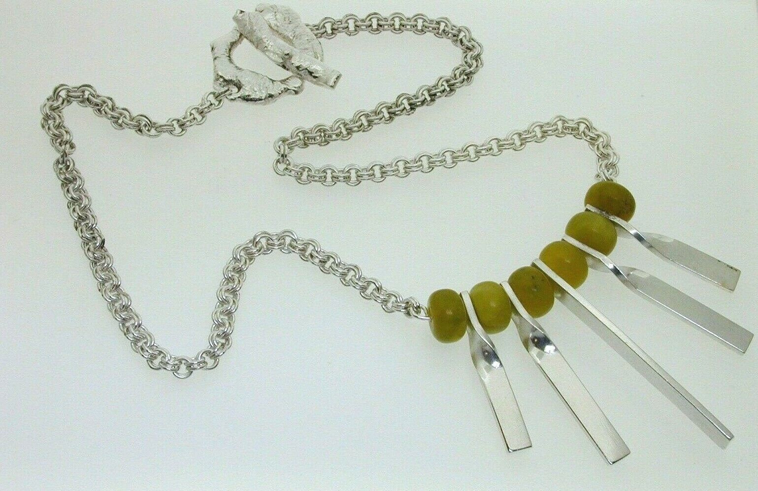 sterling Silber Doppel-Bälle-Halskette Mit Sechs Grünen Perlen & Ungewöhnlicher Clasp 22 " von AntiqueJewellers