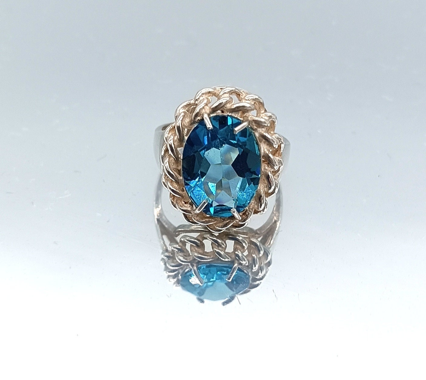 Antiker Silberring Mit Leuchtend Blauem Kristall, Made in Den 50Er Jahren Der Damaligen Tschechoslowakei Antiker Silberring Mit Leuchtend Blauem Kristall, Made in Den 50Er Jahren Der Damaligen Tschechoslowakei von AntiqueJewelryByD