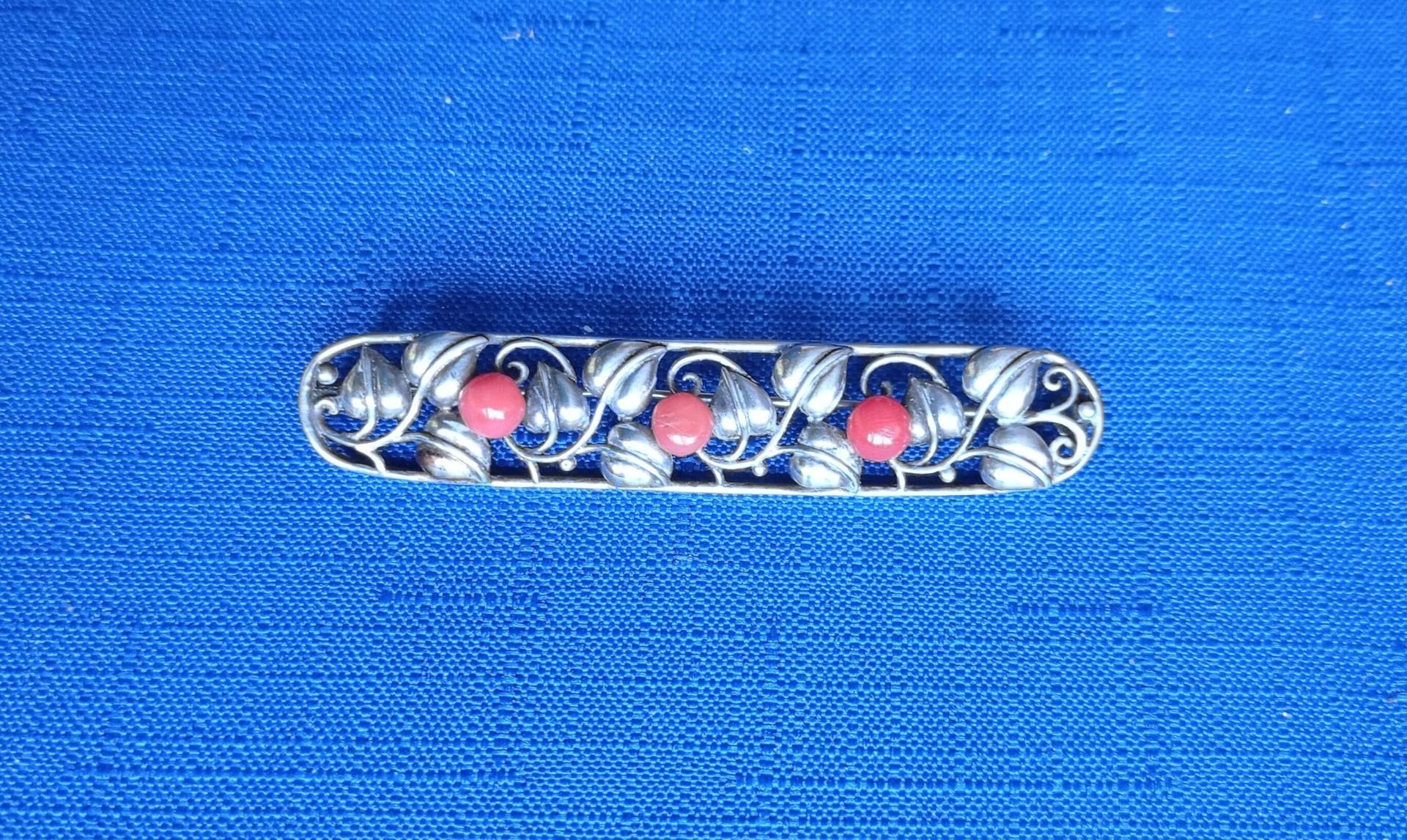 Jugendstil Silber Brosche Mit Echter Koralle, Hergestellt in 1900 Tschechien Jugendstil Silber Brosche Mit Echter Koralle, Hergestellt in 1900 Tschechien von AntiqueJewelryByD