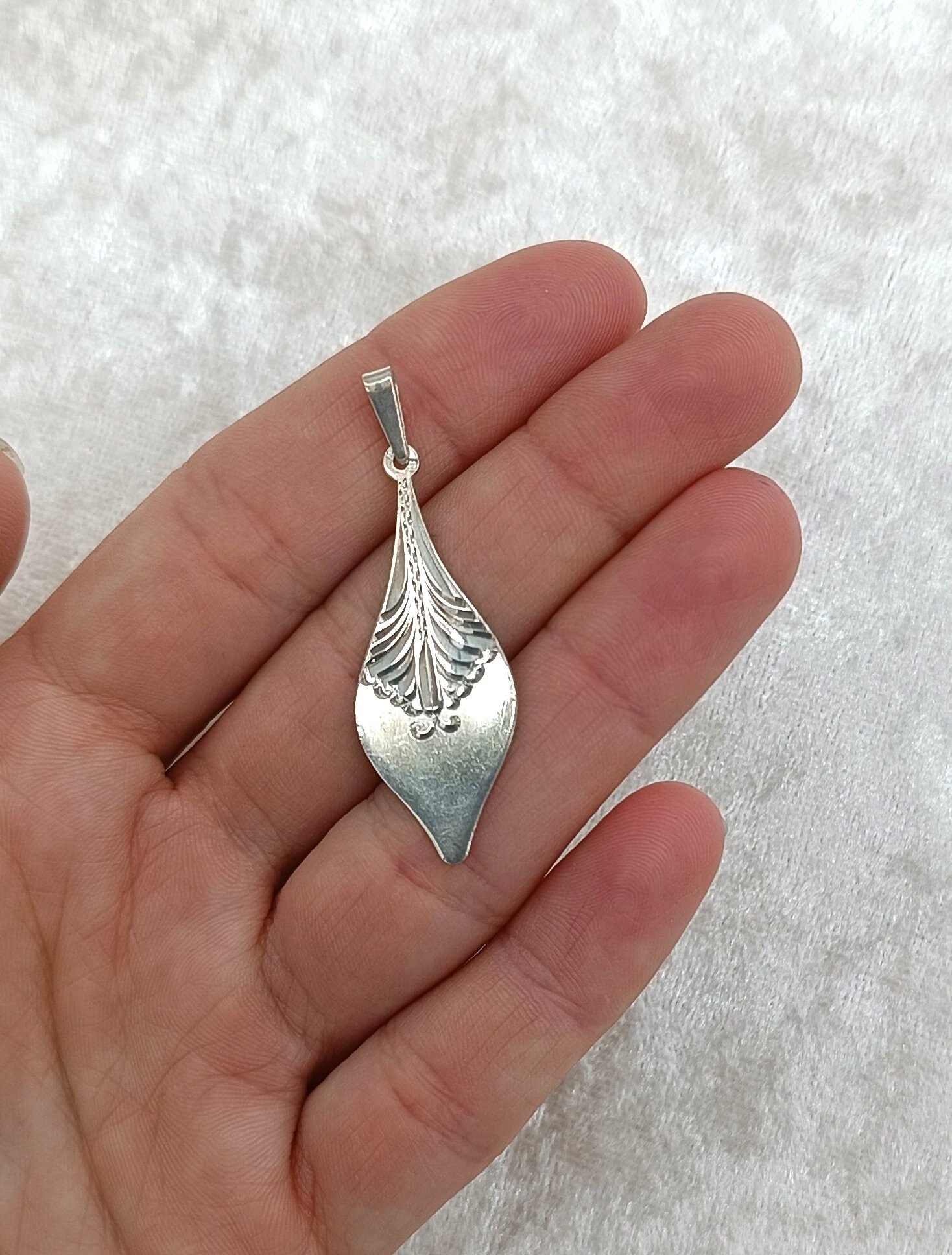 Vintage Silber Anhänger 1950Er Jahre, Geritztes Elegantes Blatt, 900 Ag Vintage Silber Anhänger 1950Er Jahre, Geritztes Elegantes Blatt, 900 Ag von AntiqueJewelryByD