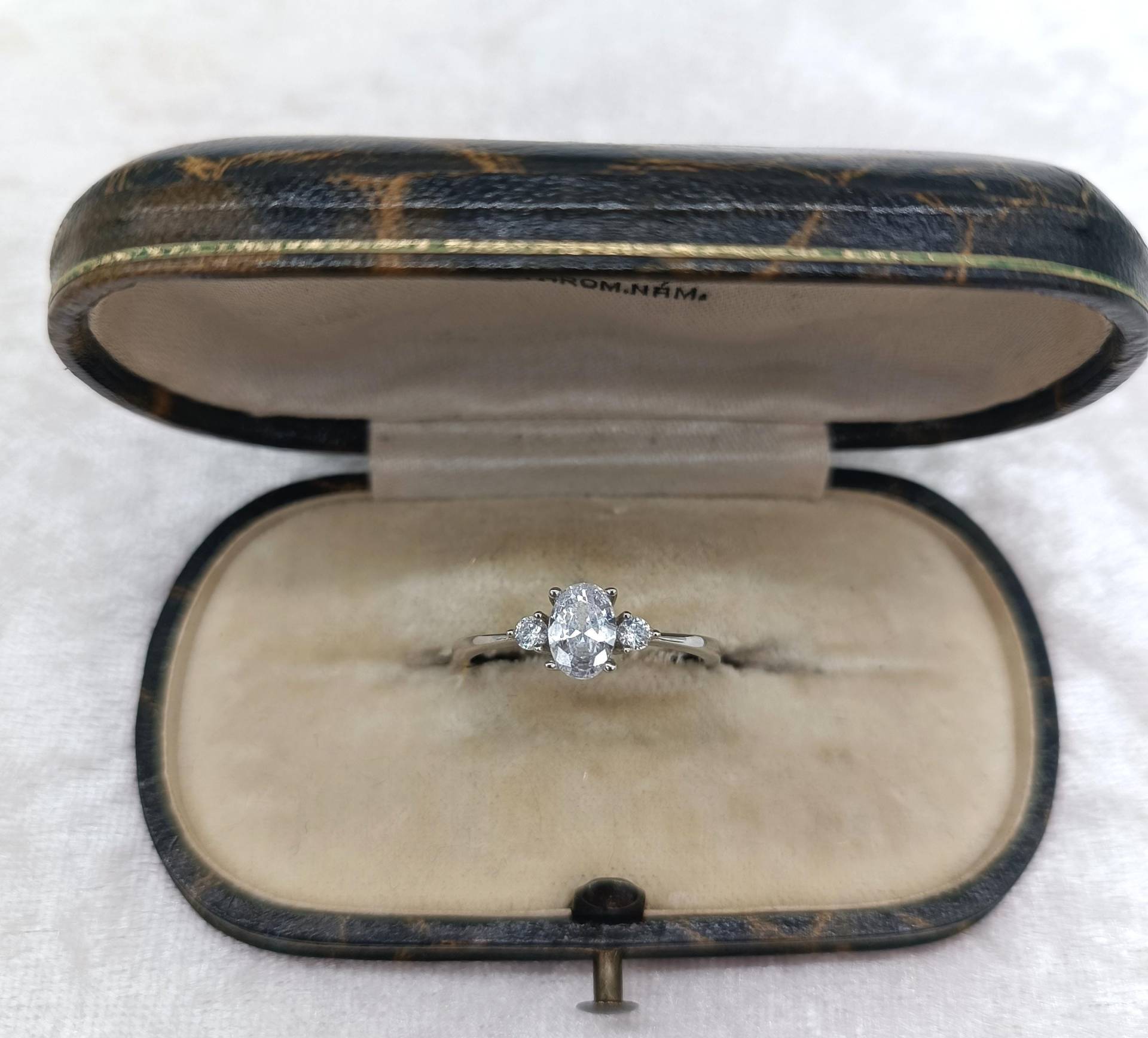 Vintage Silber Ring Mit Drei Hellen Cz Kristallen Vintage Silber Ring Mit Drei Hellen Cz Kristallen von AntiqueJewelryByD