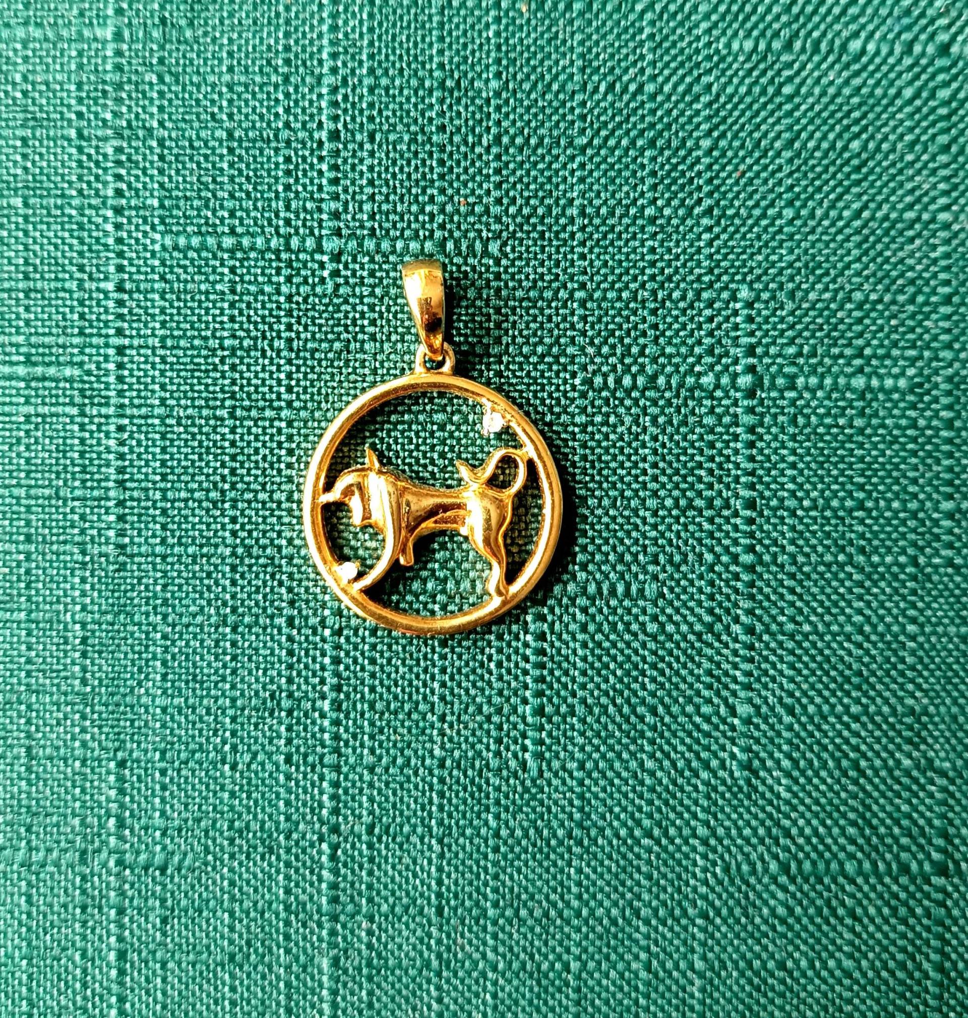 Vintage Sternzeichen Anhänger Stier, Vergoldetes Silber, 925 Ag, Hergestellt in Der Tschechoslowakei Den 1960Er Jahren Vintage Sternzeichen Anhänger Stier, Vergoldetes Silber, 925 Ag, Hergestellt in Der Tschechoslowakei Den 1960Er Jahren von AntiqueJewelryByD