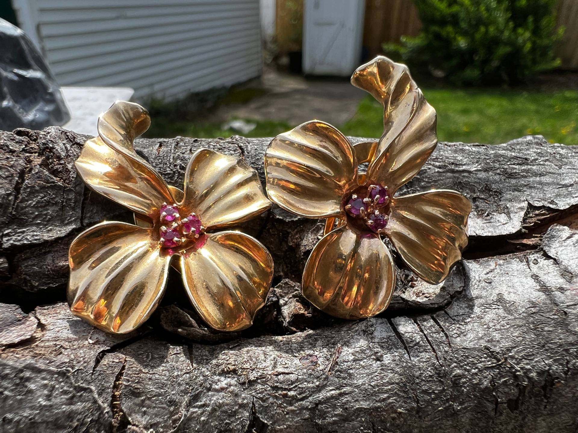 Gold Blumen Ohrringe, Rubin Blume Und Ohrringe von AntiqueJewelryNyc