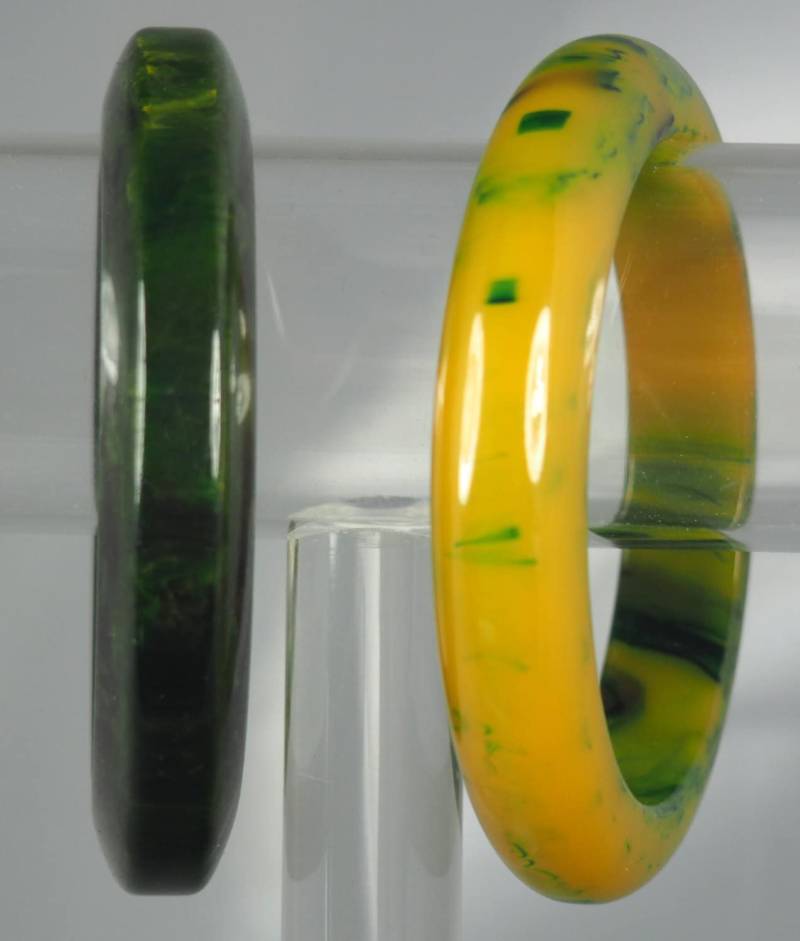 Bakelite Armreifen Set 2Er Mid Century Modern Bakelit Armreife in Grün Und Gelb Bakelite Armreifen Set 2Er Mid Century Modern Bakelit Armreife in Grün Und Gelb von AntiqueSelectNY