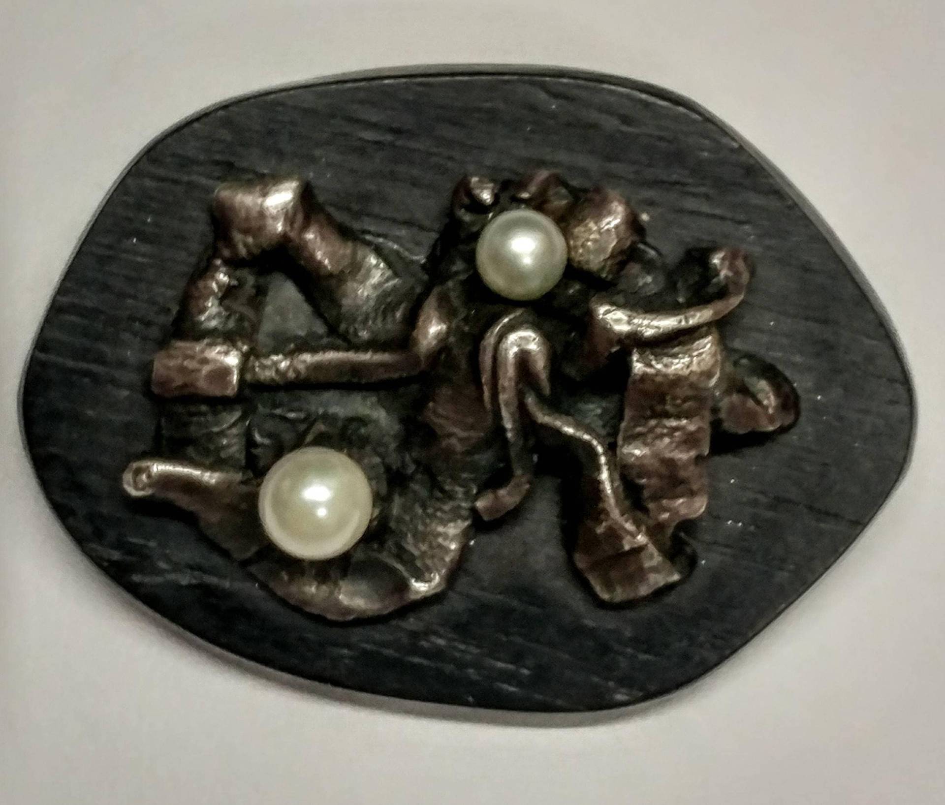 Mid Century Freeform Abstrakte Ebenholz Brosche Mit Zinn Und Zwei Perlen Mid Century Freeform Abstrakte Ebenholz Brosche Mit Zinn Und Zwei Perlen von AntiqueShack