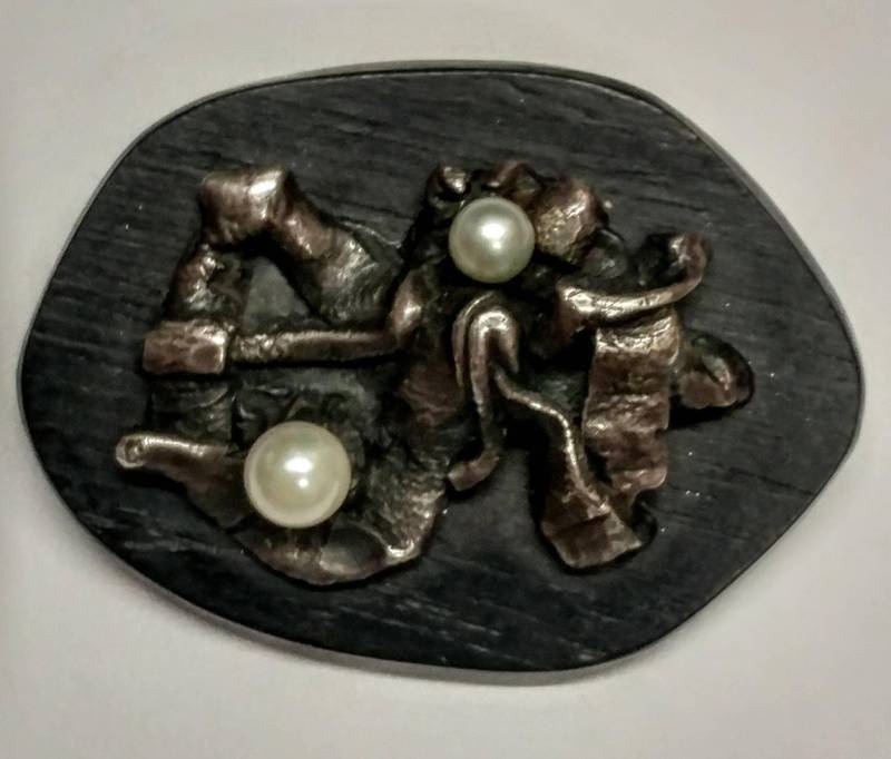 Mid Century Freeform Abstrakte Ebenholz Brosche Mit Zinn Und Zwei Perlen Mid Century Freeform Abstrakte Ebenholz Brosche Mit Zinn Und Zwei Perlen von AntiqueShack