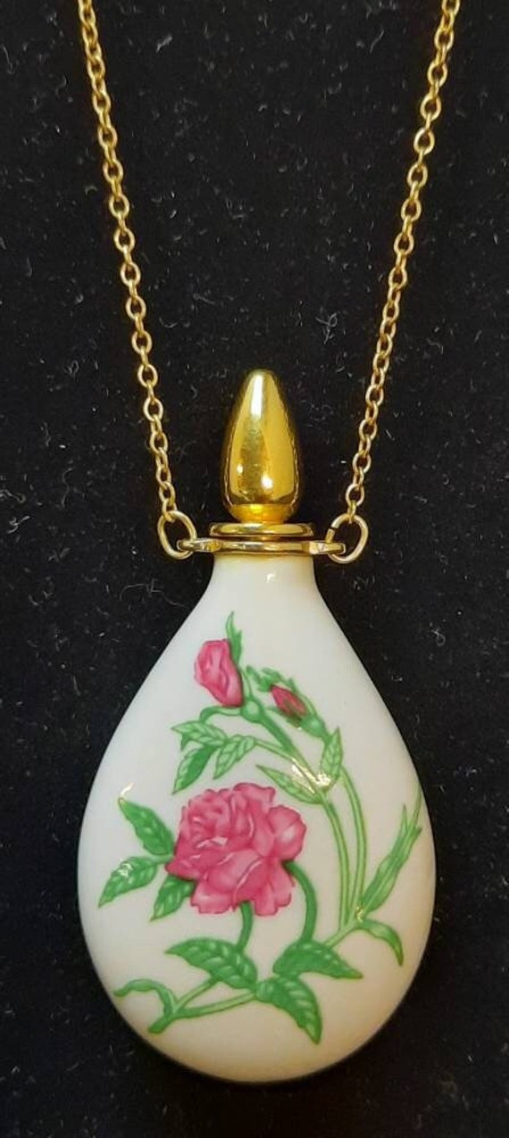 Vintage Franklin Porzellan Teardrop Parfüm Flasche Anhänger Mit Kette | "Die Rose Des Liebhabers" 24K Gold Vintage Franklin Porzellan Teardrop Parfüm Flasche Anhänger Mit Kette | "Die Rose Des Liebhabers" 24K Gold von AntiqueShack