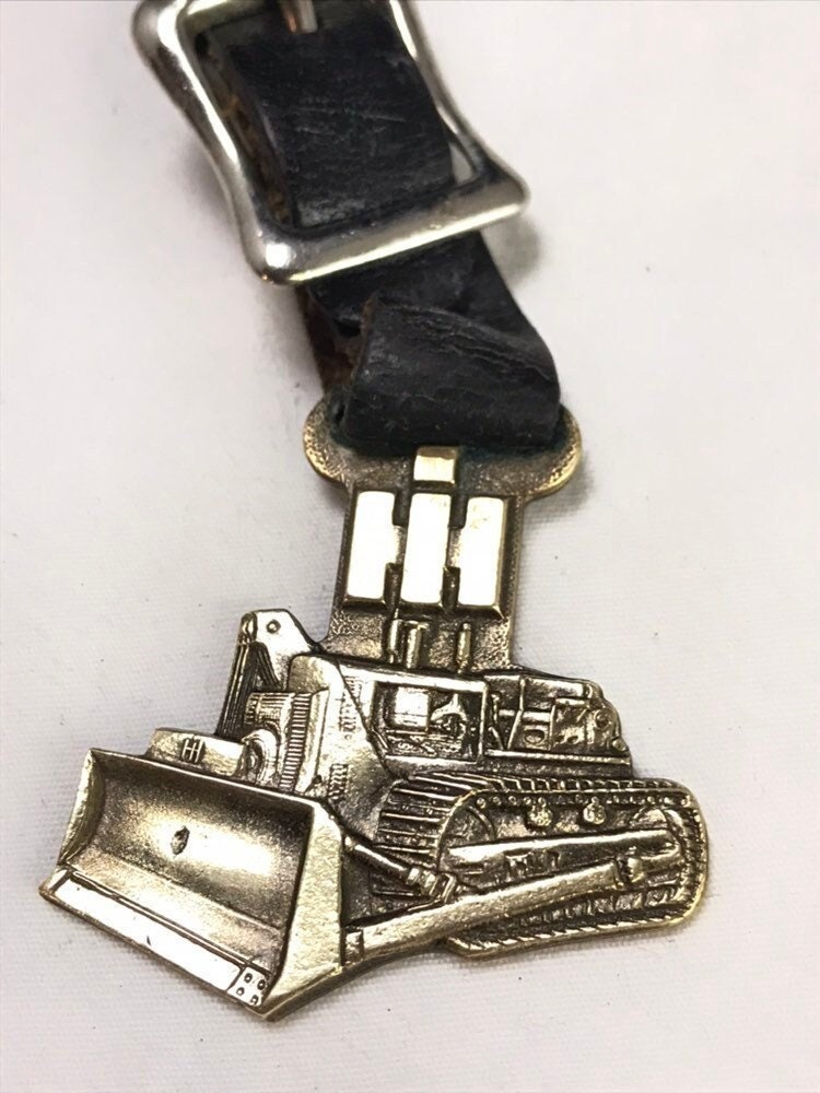 Vintage Mid Century I. H. International Harvester Bulldozer Messing Uhr Fob Green Duck Co. Mit Original Riemen Vintage Mid Century I. H. International Harvester Bulldozer Messing Uhr Fob Green Duck Co. Mit Original Riemen von AntiqueShack
