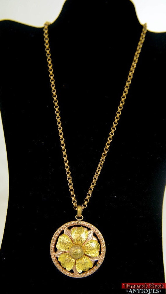 Vtg Rose Gelb Gold Ton Repousse Layer Design Blumen Anhänger 19 "Halskette Vtg Rose Gelb Gold Ton Repousse Layer Design Blumen Anhänger 19 "Halskette von AntiqueShack