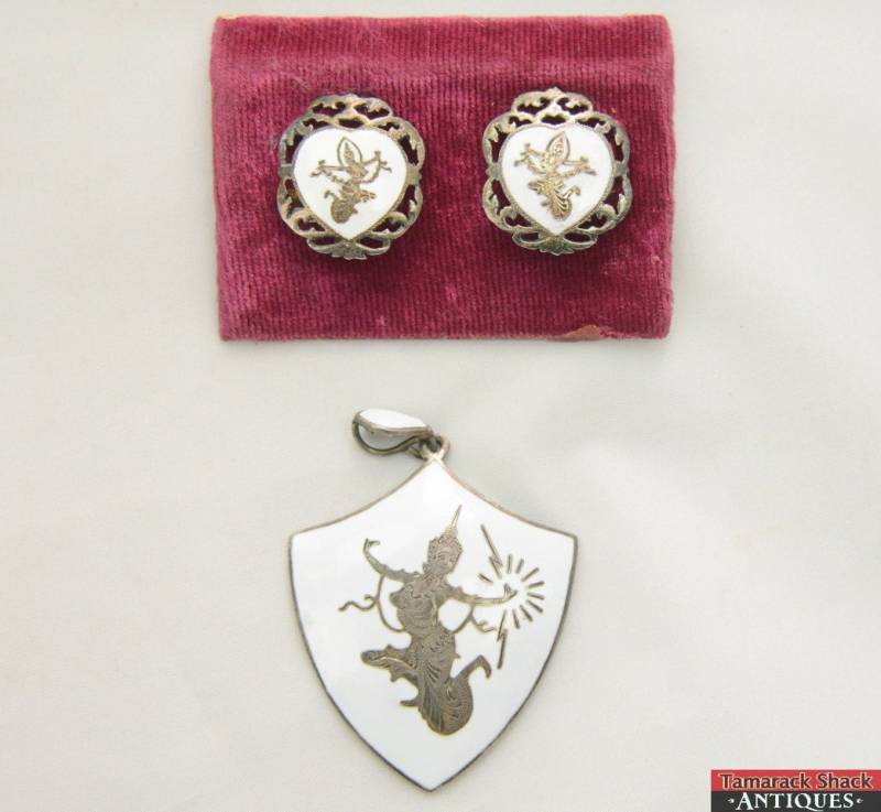 sterling Silber Siam Niello Ohrringe & Anhänger Filigrane Weiße Emaille Schild Herz Amfarco sterling Silber Siam Niello Ohrringe & Anhänger Filigrane Weiße Emaille Schild Herz Amfarco von AntiqueShack