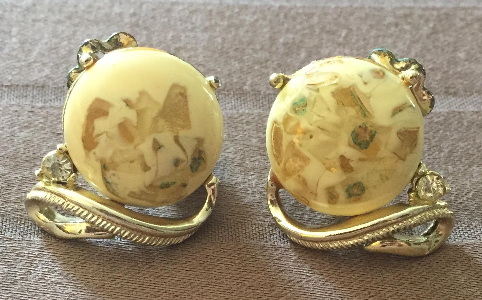 Brooch Gold & Weiß Ohrclips von AntiqueSoCal