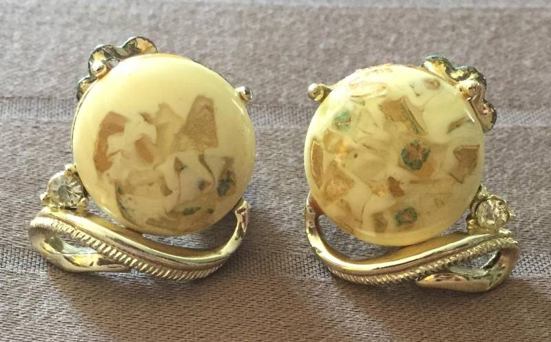 Brooch Gold & Weiß Ohrclips von AntiqueSoCal