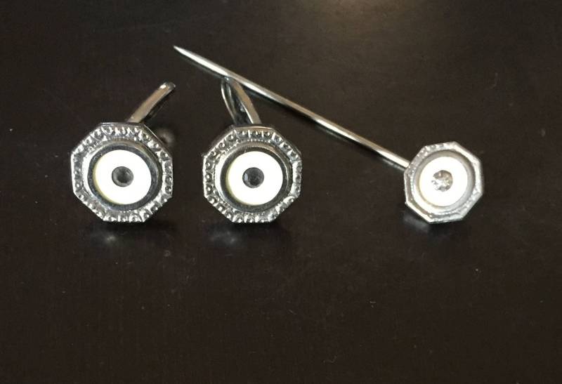 Silber Metall W/White Manschettenknopf Und Passende Anstecknadel, Saphir Farbige Steine, 1920Er Jahre von AntiqueSoCal