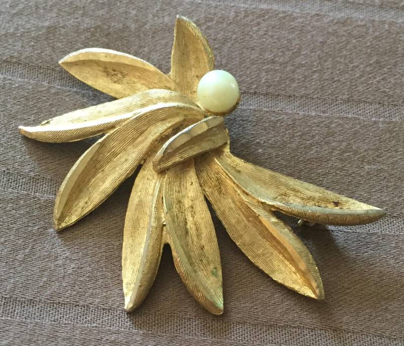 Vintage Gold Bsk Brosche Mit Perle Und Feder Oder Blumenmuster von AntiqueSoCal
