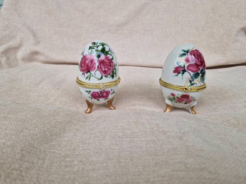 Handbemalte Limoges Blumenei Schmuckbox Vergoldete Füße Handbemalte Limoges Blumenei Schmuckbox Vergoldete Füße von AntiqueWhispersStore