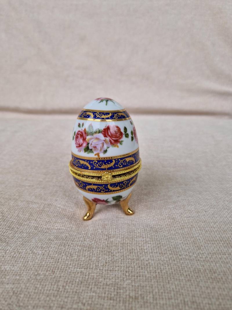 Handbemaltes Schmuckkästchen Mit Blauem Blumenmuster Studioporzellan Limoges Design Und Vergoldeten Füßen von AntiqueWhispersStore