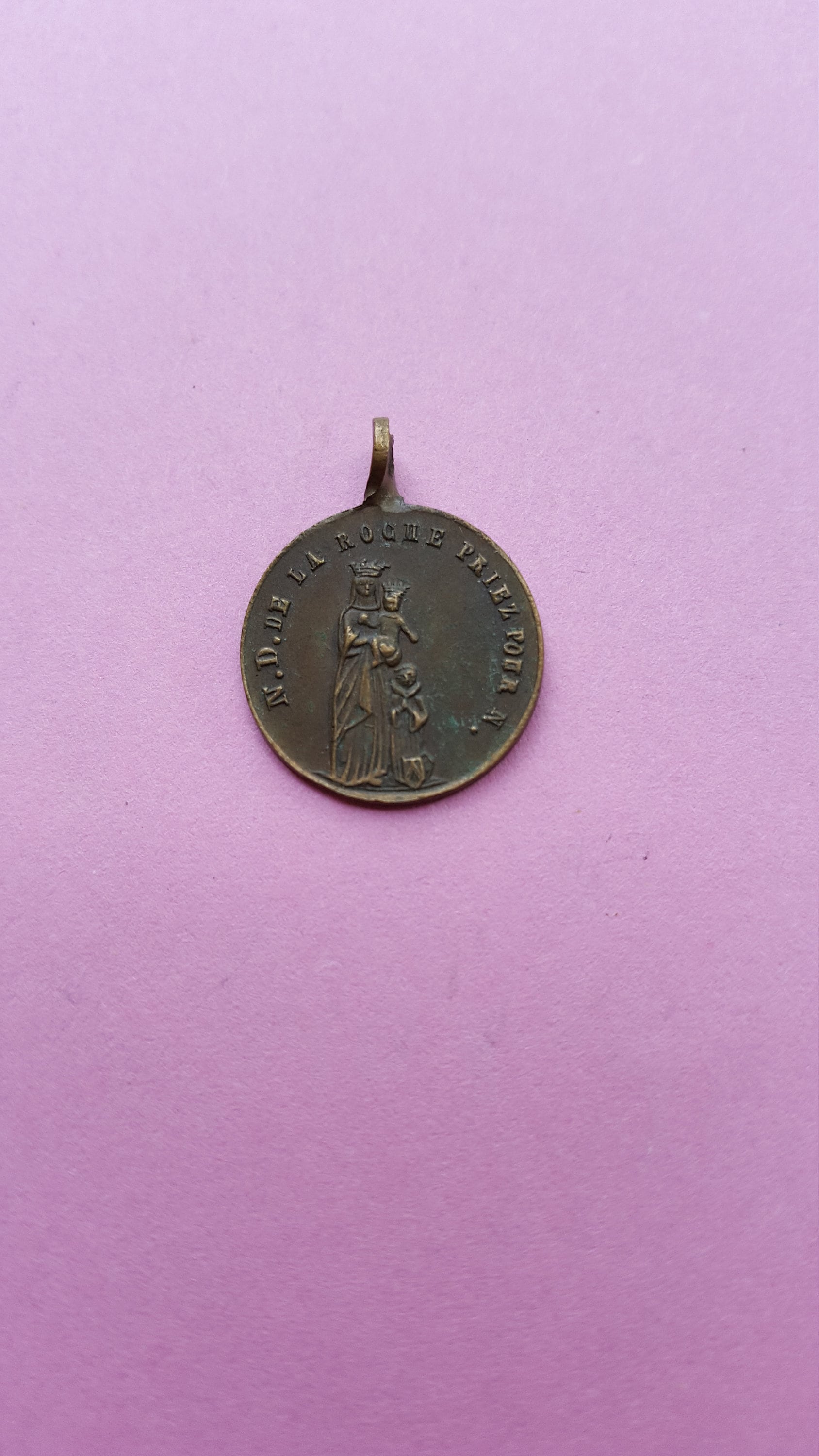 Religiösen Antike Französisch Kupfer-Medaille Anhänger Der Trauernden Jungfrau Heilige Maria Notre-Dame, Notre Dame De La Roche, Chapelle Roche Religiösen Antike Französisch Kupfer-Medaille Anhänger Der Trauernden Jungfrau Heilige Maria Notre-Dame, Notre Dame De La Roche, Chapelle Roche von AntiquebyMonique