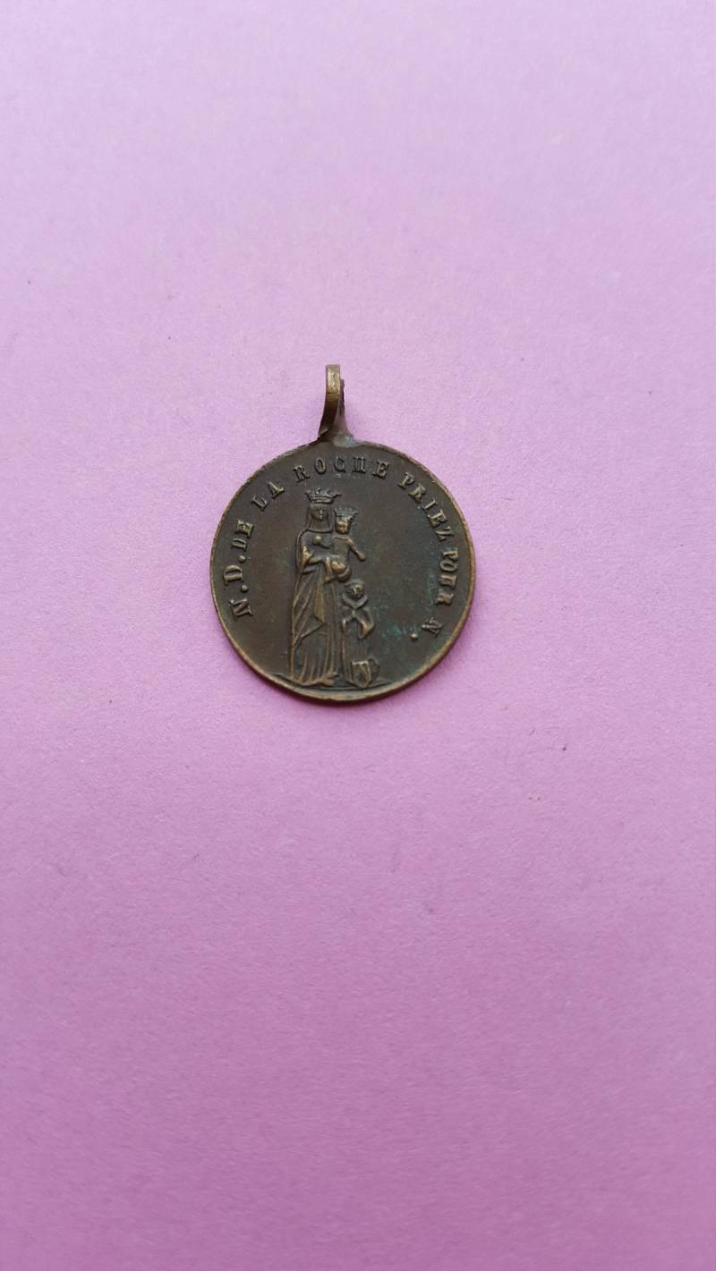 Religiösen Antike Französisch Kupfer-Medaille Anhänger Der Trauernden Jungfrau Heilige Maria Notre-Dame, Notre Dame De La Roche, Chapelle Roche Religiösen Antike Französisch Kupfer-Medaille Anhänger Der Trauernden Jungfrau Heilige Maria Notre-Dame, Notre Dame De La Roche, Chapelle Roche von AntiquebyMonique