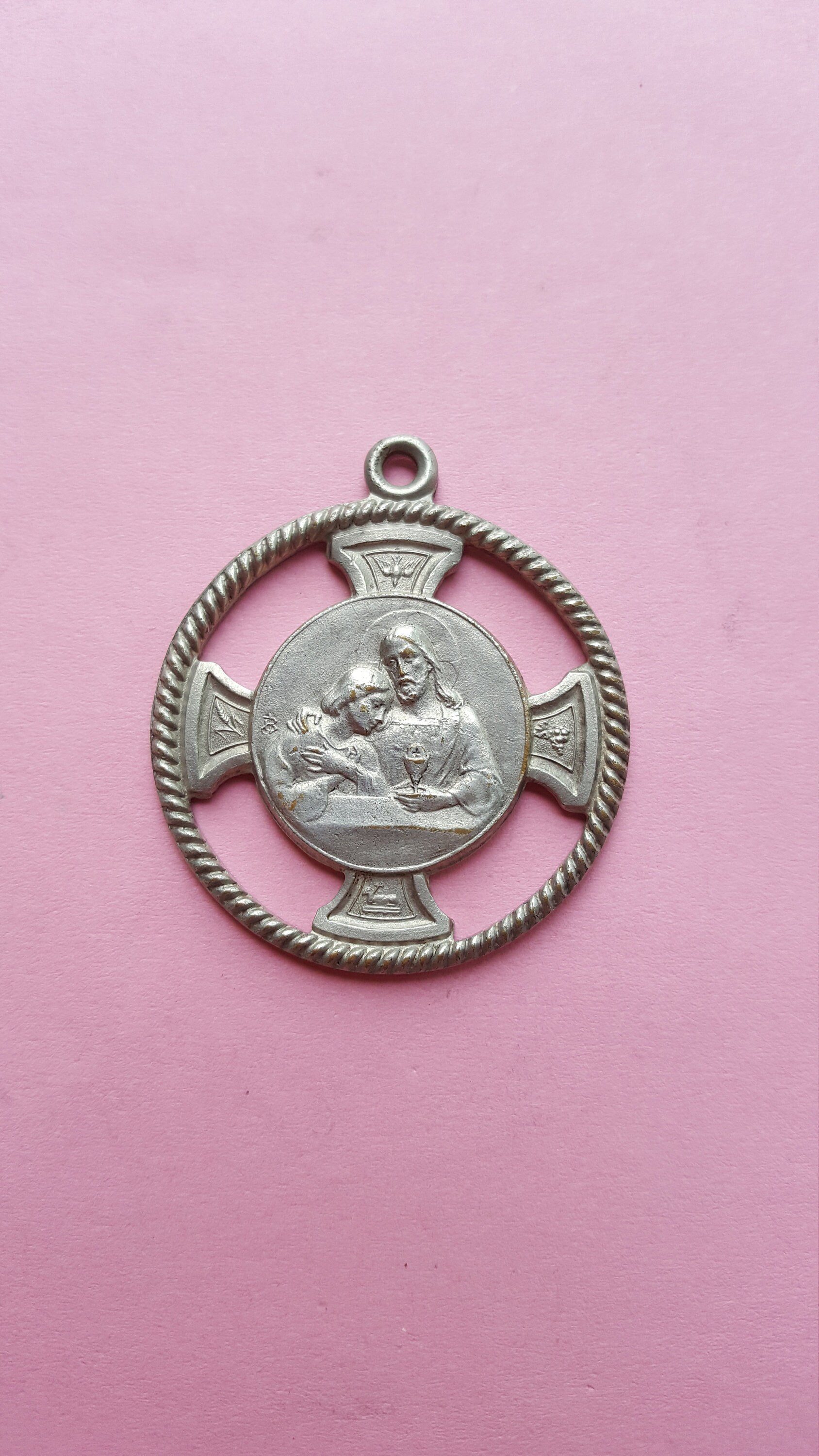 Seltene Kostbare Religiöse Antike Versilberte Medaille Anhänger Medaillon Der Heiligen Familie, Erstkommunion Erinnerung, Erzengel Seltene Kostbare Religiöse Antike Versilberte Medaille Anhänger Medaillon Der Heiligen Familie, Erstkommunion Erinnerung, Erzengel von AntiquebyMonique