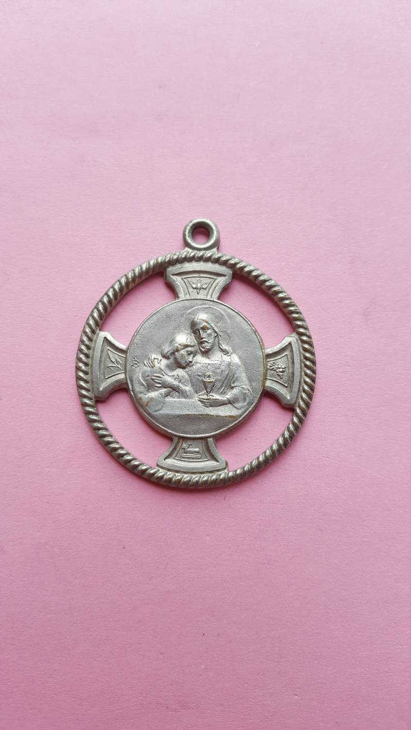 Seltene Kostbare Religiöse Antike Versilberte Medaille Anhänger Medaillon Der Heiligen Familie, Erstkommunion Erinnerung, Erzengel Seltene Kostbare Religiöse Antike Versilberte Medaille Anhänger Medaillon Der Heiligen Familie, Erstkommunion Erinnerung, Erzengel von AntiquebyMonique