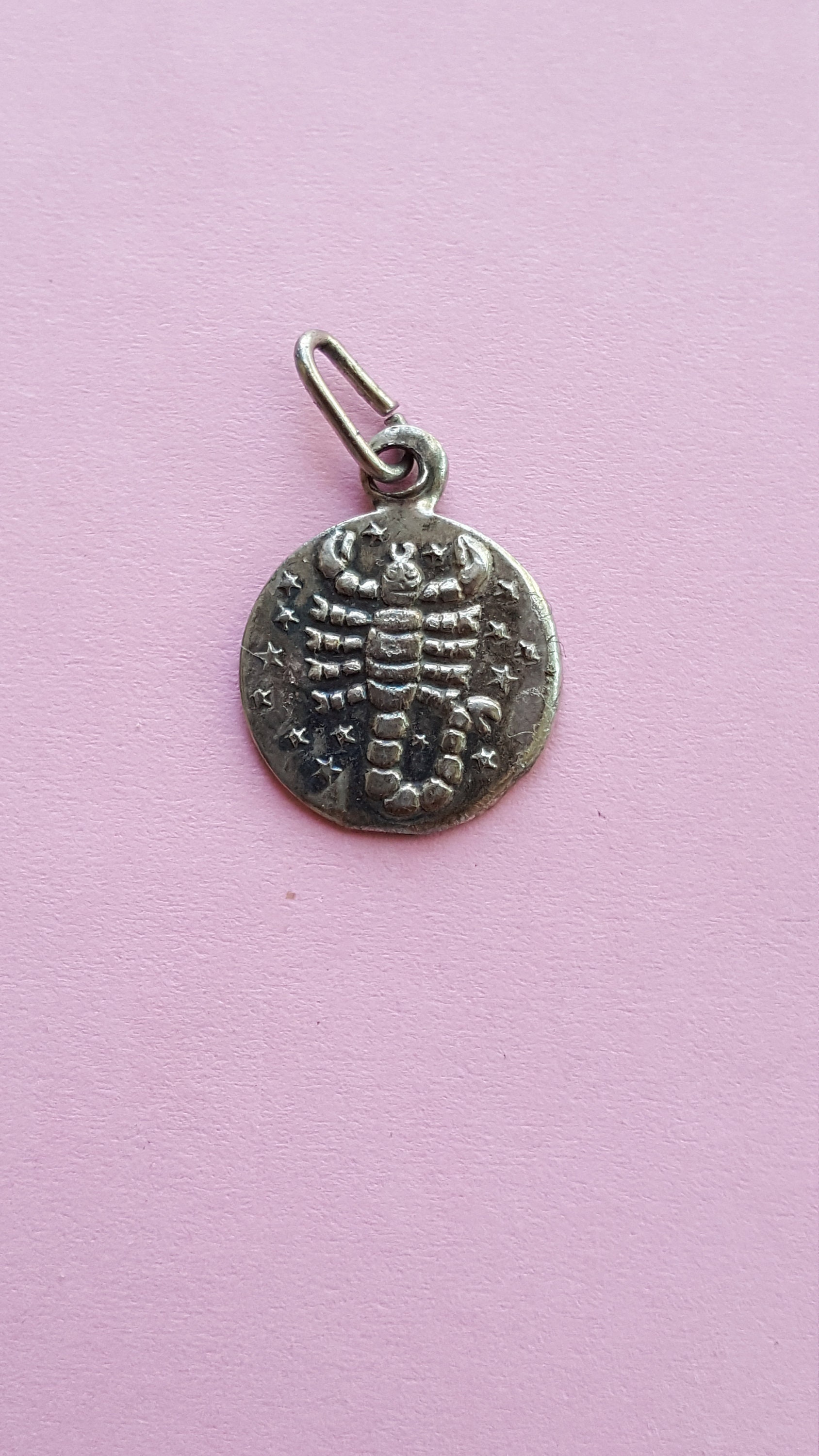 Vintage Versilbert Sternzeichen Medaille Anhänger, Medaillon, Charme Eines Skorpions, Horoskop Vintage Versilbert Sternzeichen Medaille Anhänger, Medaillon, Charme Eines Skorpions, Horoskop von AntiquebyMonique