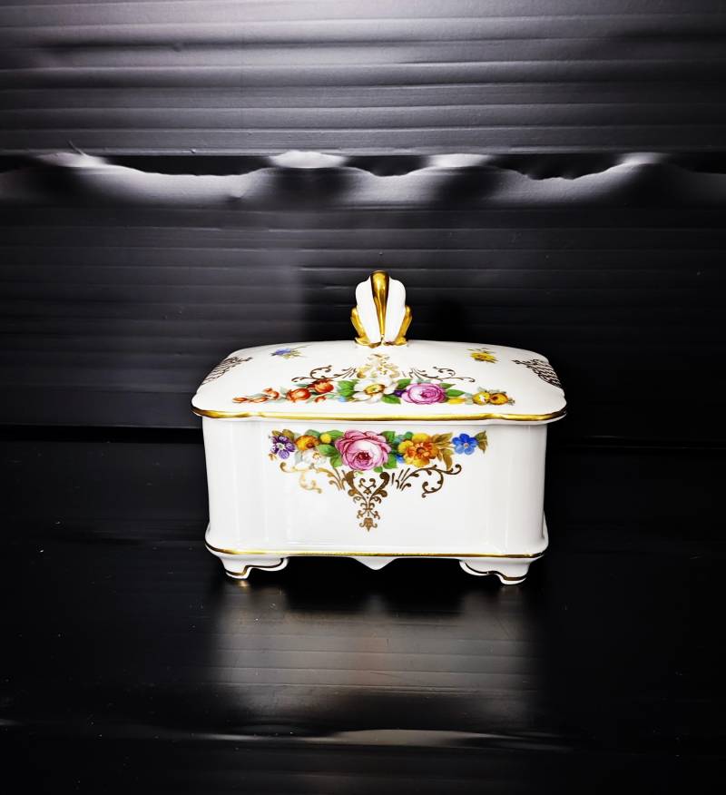 Antike Rosenthal Porzellan Deckeldose, Schmuck Schatulle Mit Blumenmotiv Und Goldmuster/ Art Deco/ Bodenmarke Seit 1901 Antike Rosenthal Porzellan Deckeldose, Schmuck Schatulle Mit Blumenmotiv Und Goldmuster/ Art Deco/ Bodenmarke Seit 1901 von Antiqueliebe