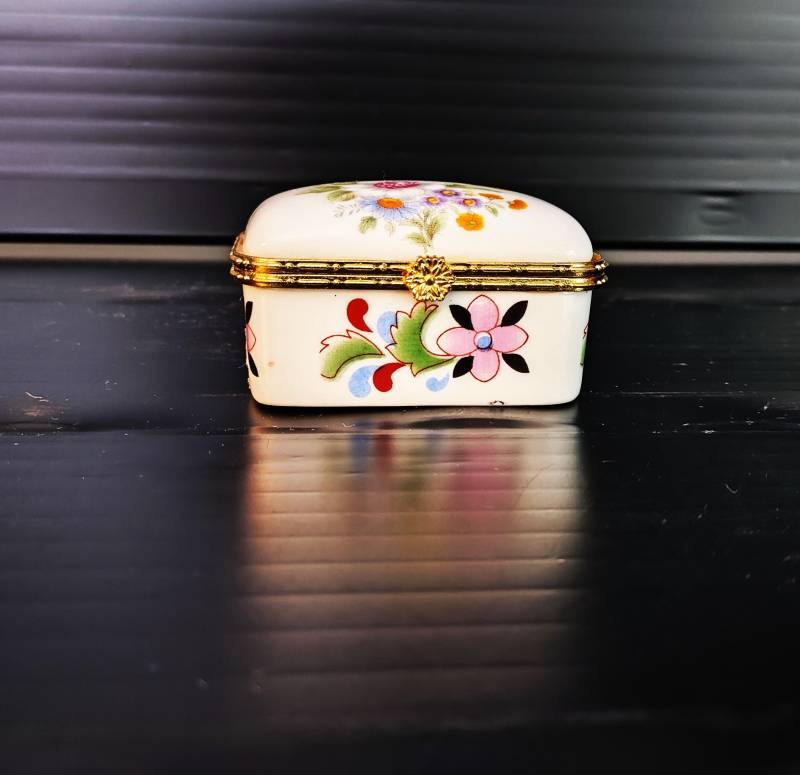 Mini Porzellanschatulle/Schmuckschachtel/Pillendose Mit Blumenmuster Und Goldfarbenem Verschluss Mini Porzellanschatulle/Schmuckschachtel/Pillendose Mit Blumenmuster Und Goldfarbenem Verschluss von Antiqueliebe