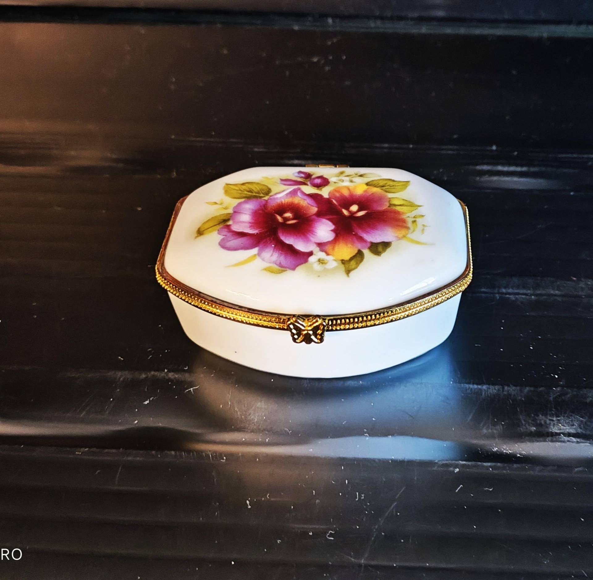 Vintage Kleine Porzellanschatulle/Schmuckschachtel/Pillendose Mit Blumenmuster Und Goldfarbenem Verschluss Vintage Kleine Porzellanschatulle/Schmuckschachtel/Pillendose Mit Blumenmuster Und Goldfarbenem Verschluss von Antiqueliebe