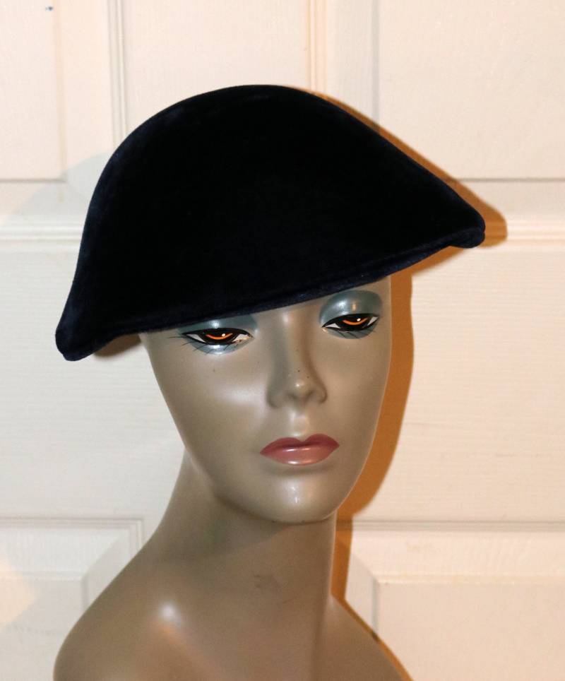 1940Er Jahre Samt-Hut Im Page-Boy-stil von AntiqueologyToday