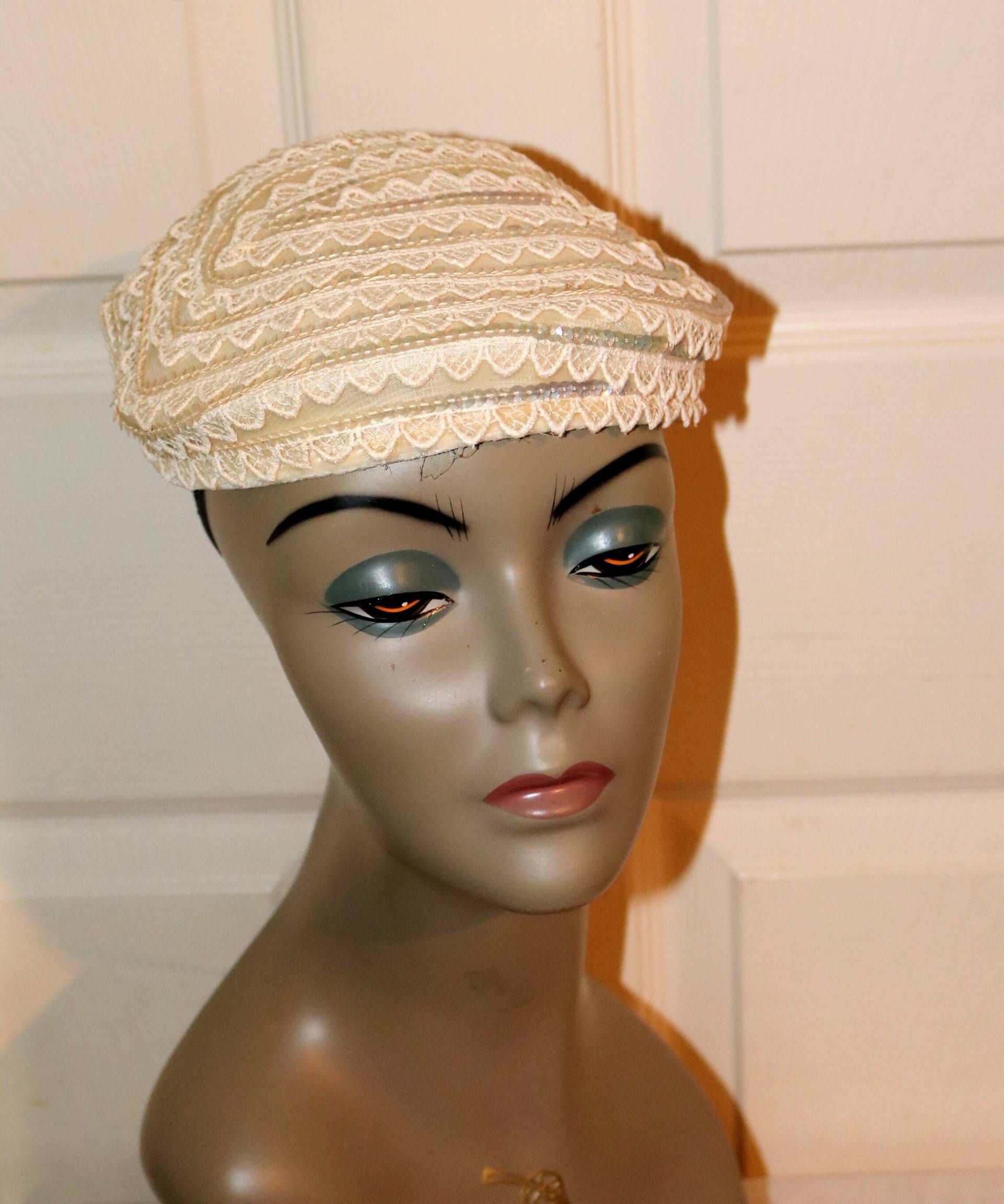 1950Er Jahre Weiße Spitze Hochzeits-Hut Pailletten Akzente, Vintage Braut Kappe von AntiqueologyToday