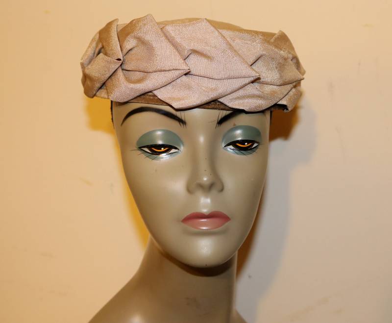 1960Er Jahre Beiger Viskose Pillbox Hut Mit Samtrand, Union Made von AntiqueologyToday