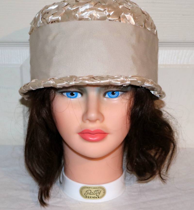 1960Er Jahre Champagner Stroh Cloche Hut Mit Passendem Band - Sehr Guter Zustand Made in Usa von AntiqueologyToday