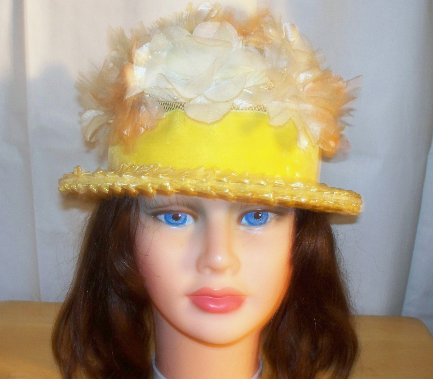 1960S Gelber Blumenhut - Stroh Pfirsichweiße Blumen Samtband Guter Zustand Unmarkiert von AntiqueologyToday