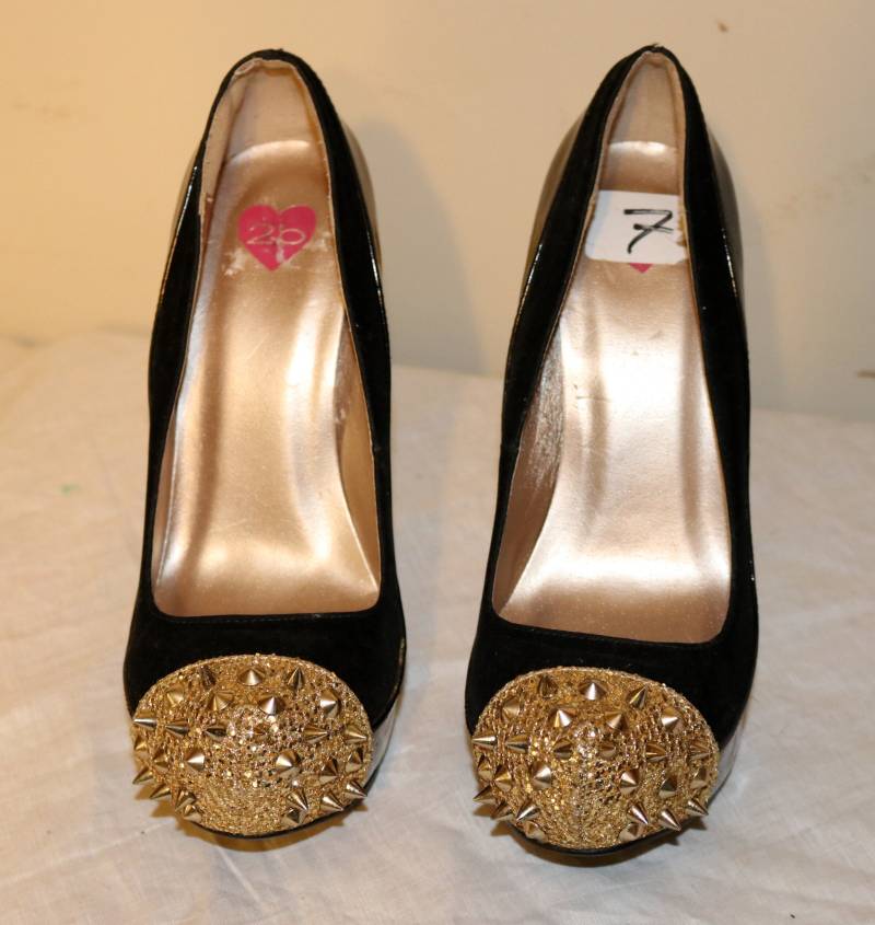 2B Schwarze Samt Plateau Pumps Gold Spike Toe, Grösse 37 von AntiqueologyToday