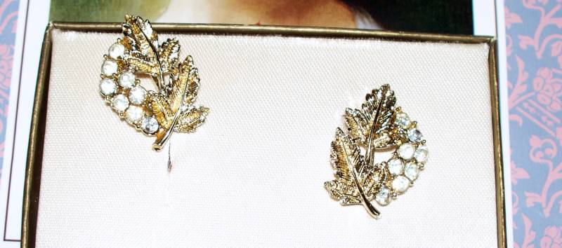 Coro Strassblatt Ohrringe - Klare Strasssteine Vintage Signiert Original Box von AntiqueologyToday