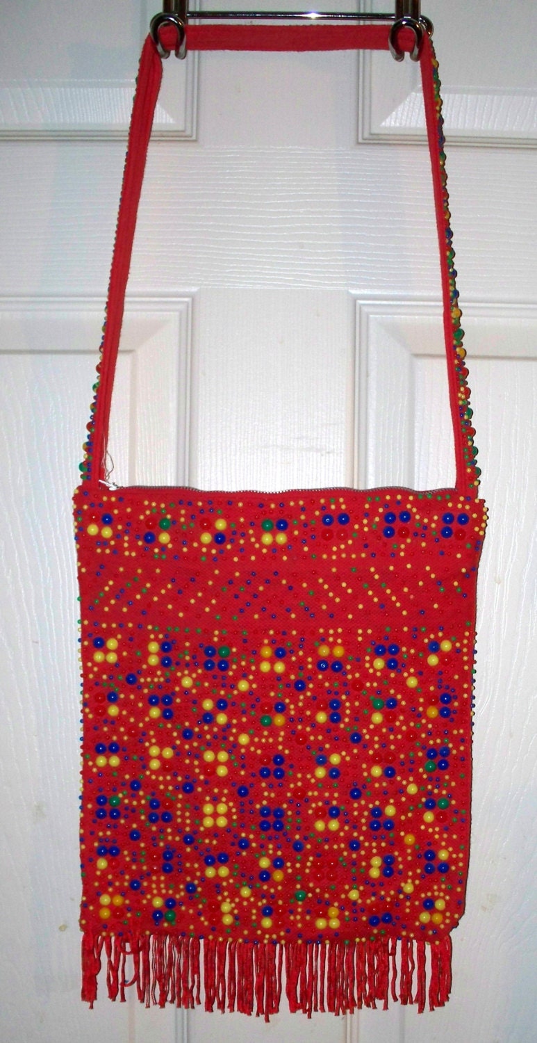 Indoos & Daves Handtasche - Umhängetasche Roter Stoff Mit Kunststoff Perlen Vintage von AntiqueologyToday