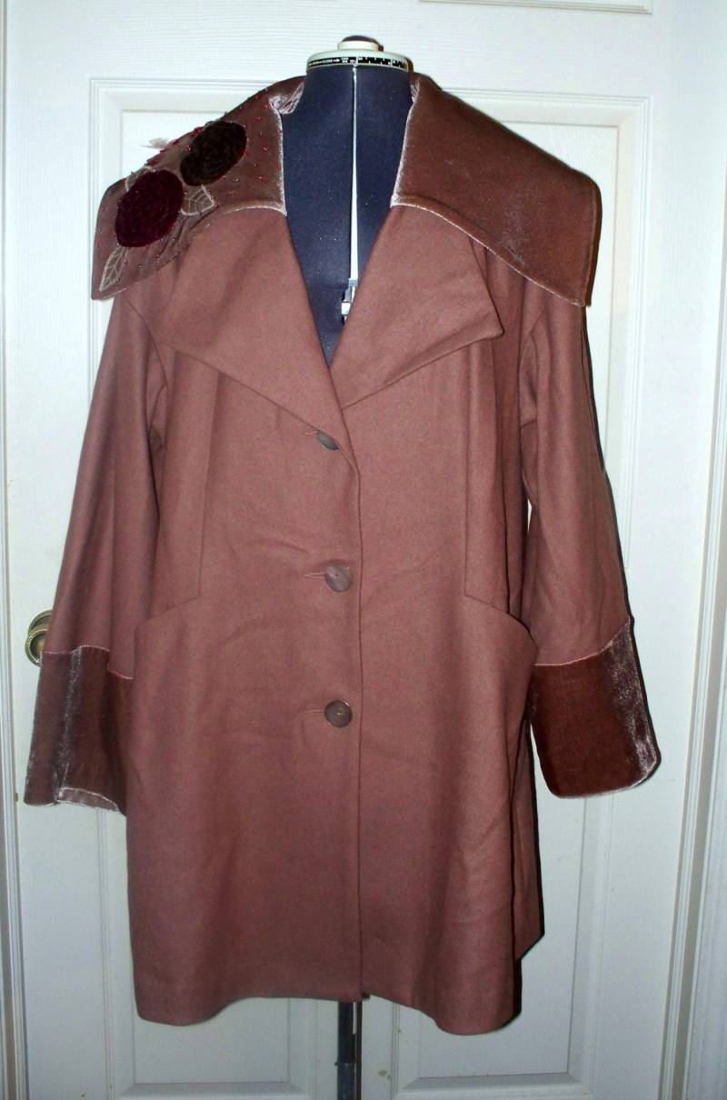 Mauve Wollmantel Samtkragen, Blumenapplikation - Newport News M von AntiqueologyToday