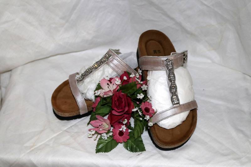 Naot Strass Leder Sandalen - Silber Braun Folien Größe 5 von AntiqueologyToday