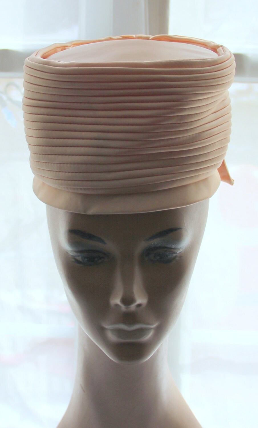 Pfirsich Satin Pillbox Hut - 1960Er Jahre von AntiqueologyToday