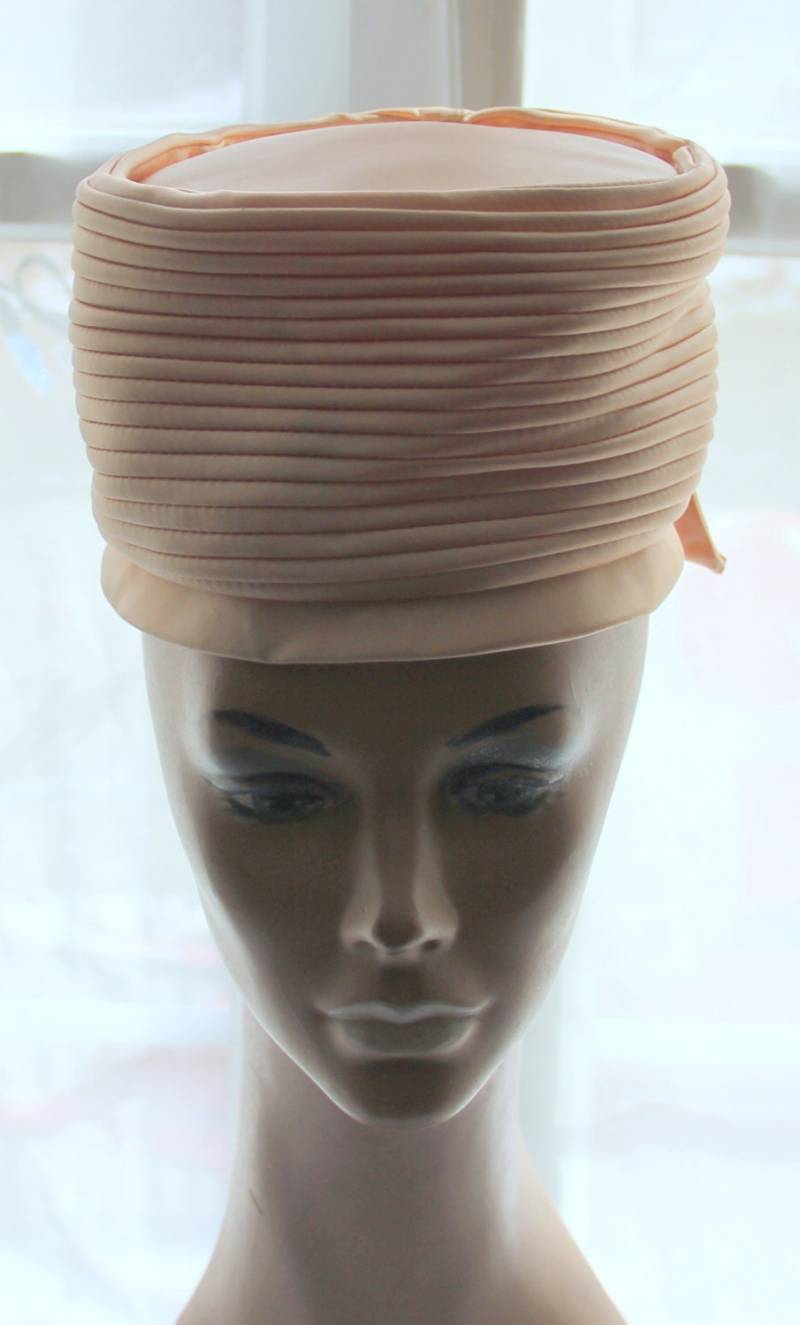 Pfirsich Satin Pillbox Hut - 1960Er Jahre von AntiqueologyToday