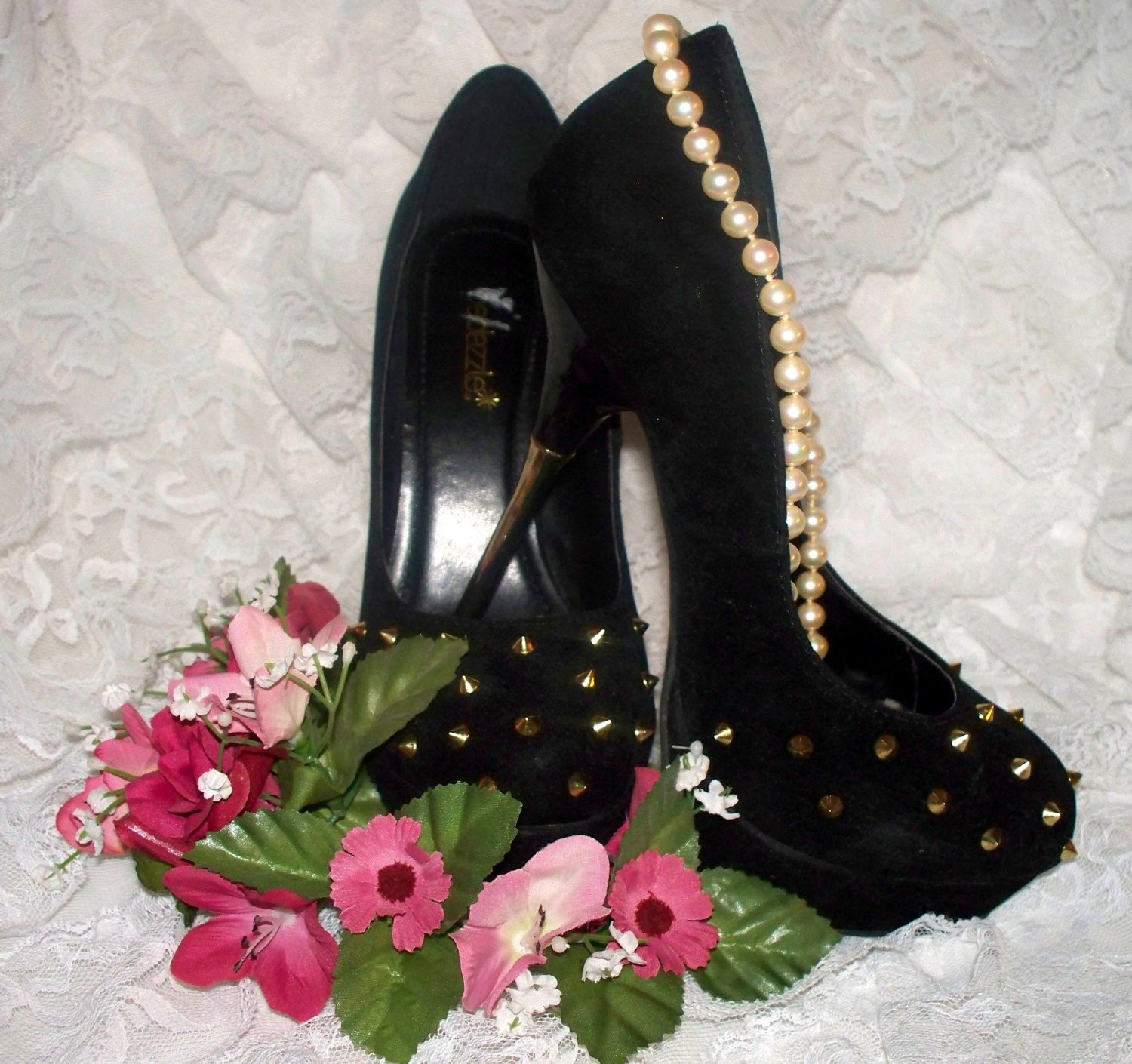 Schwarze Samt Plateau Pumps Goldfarbene Pfennig-Absätze, Größe 37 von AntiqueologyToday