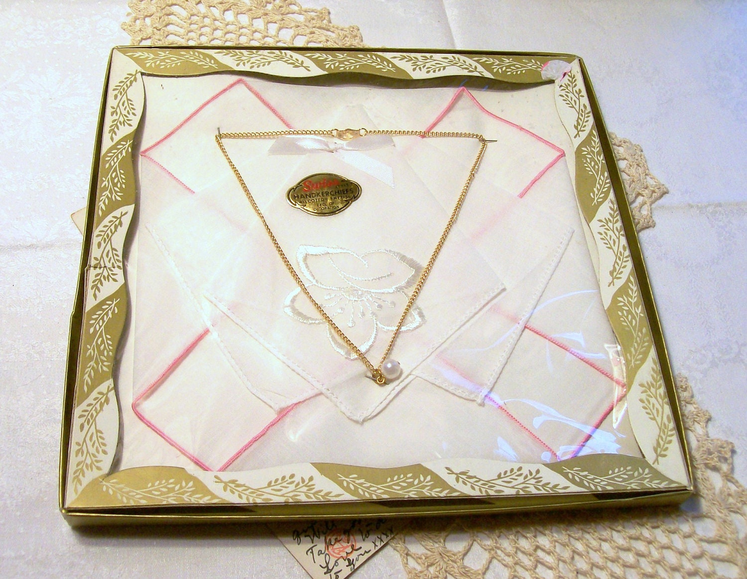 Schweizer Taschentücher - 2 Hankies 1 Kunstperlen Halskette Original Box Set Brautgeschenk von AntiqueologyToday