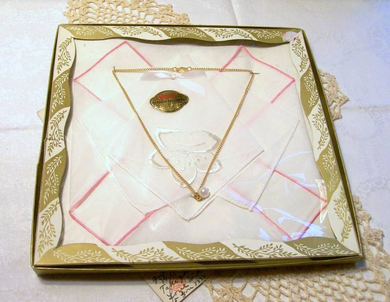 Schweizer Taschentücher - 2 Hankies 1 Kunstperlen Halskette Original Box Set Brautgeschenk von AntiqueologyToday