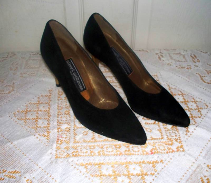 Stuart Weitzman Wildlederpumps Goldmetall Stiletto Absatz, Größe 7 von AntiqueologyToday