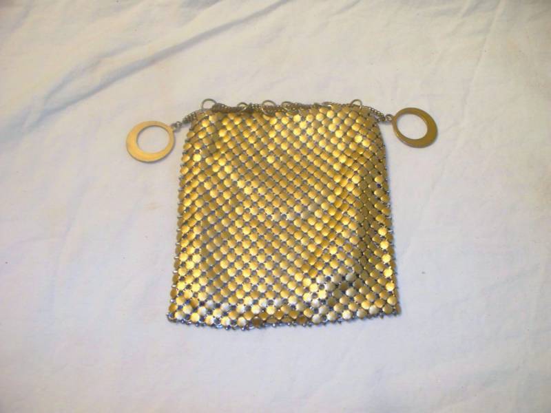 Vintage Abendtasche Aus Metall Mesh Kordelzug - Chatelaine Geldbörse 1920Er Jahre Exzellenter Zustand von AntiqueologyToday