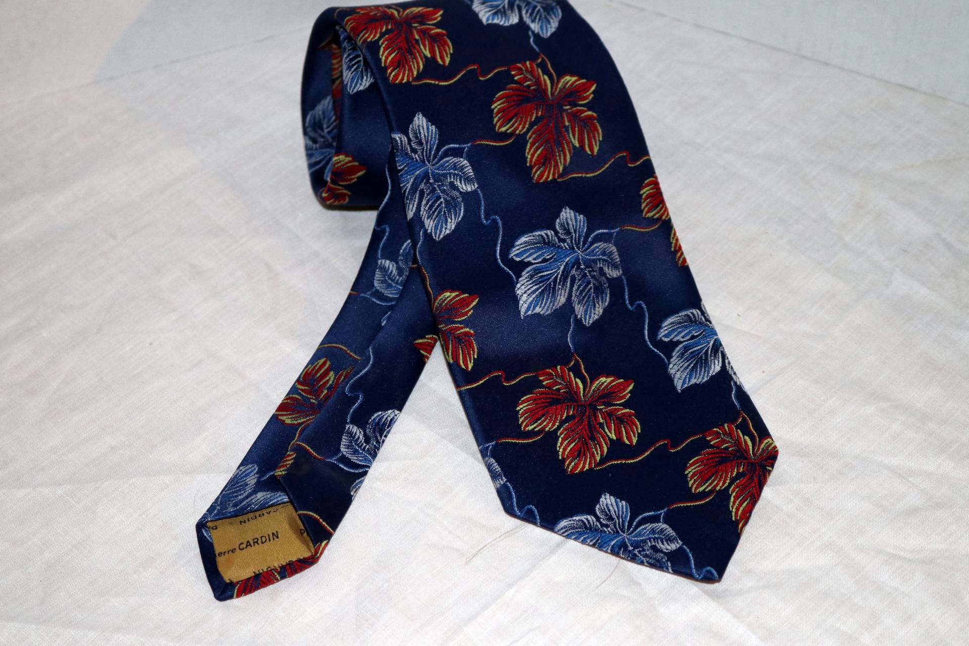 Vintage Pierre Cardin Herren Krawatte - 100% Polyester Paris-New York Blätter Auf Blauem Hintergrund von AntiqueologyToday