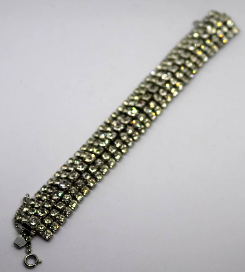 Vintage Weiss Strass Armband - Signiert Sicherheitskette von AntiqueologyToday