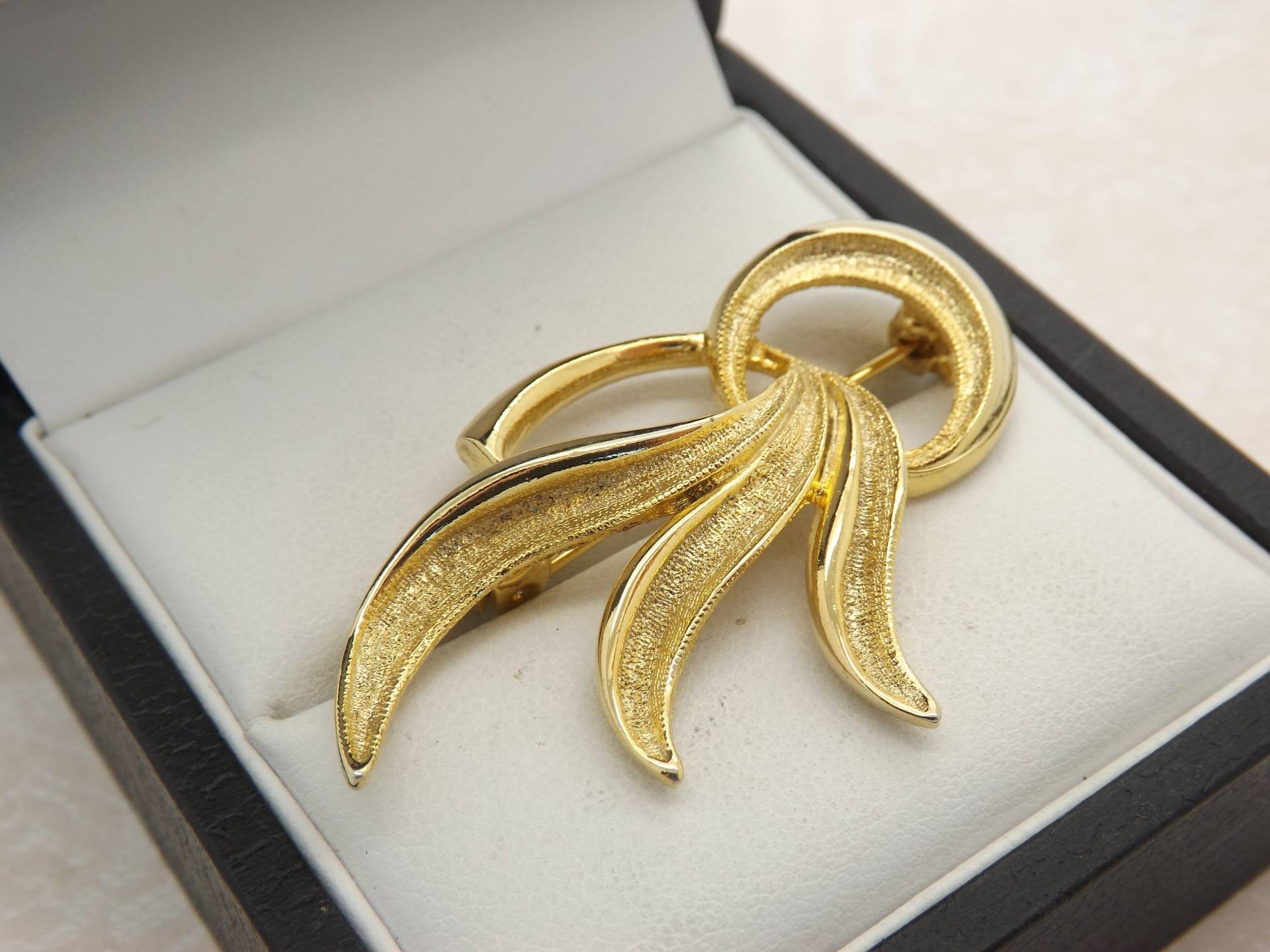 Eine Feine Sphinx No 211 Abstraktes Blatt Design Vintage Schmuck Brosche Aus Fein Ziseliertem Und Poliertem Goldfarbenem Metall von AntiquesAndJewelryCo