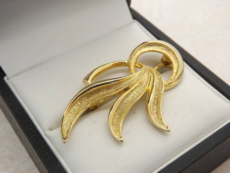 Eine Feine Sphinx No 211 Abstraktes Blatt Design Vintage Schmuck Brosche Aus Fein Ziseliertem Und Poliertem Goldfarbenem Metall von AntiquesAndJewelryCo