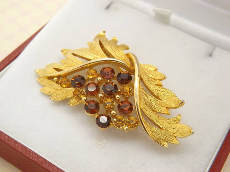 Eine Reizende Stilisierte Blumen - Und Blattdesign Vintage Brosche Aus Durchbrochenem Goldfarbenem Metall Mit Funkelnden Facettierten Gelben Braunen von AntiquesAndJewelryCo